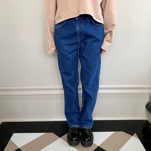 Vintage Levi’s 619 orange tab high-waisted dark-wash jeans. 💙